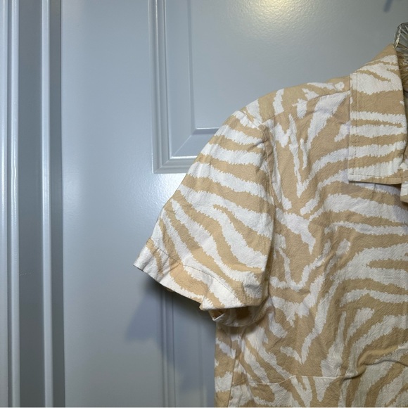 White Stag Tan/Cream Animal Print Short Sleeve Button Up Top size S - Picture 4 of 8